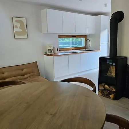 W Lesie Z Kominkiem I Ogrodem Сasa de vacaciones