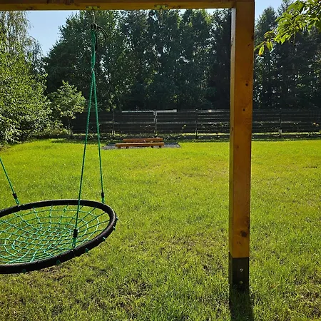 W Lesie Z Kominkiem I Ogrodem Сasa de vacaciones *